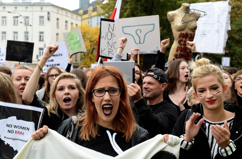 Czarny protest w Polsce. Tysiące ludzi na ulicach miast