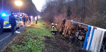 Autobus z dziećmi wpadł do rowu. 18 rannych