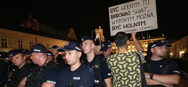 Protest przed Pałacem Prezydenckim. Policja: Użyliśmy gazu, bo ktoś wcześniej użył go wobec nas