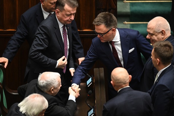 Szymon Hołownia ściska dłoń Jarosława Kaczyńskiego podczas inauguracyjnego posiedzenia Sejmu. 10 października 2023 r.