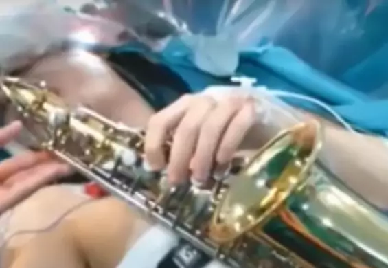 Muzyk grał na saksofonie podczas 12 godzinnej operacji mózgu. Zobacz wyjątkowy koncert
