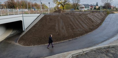 Kto wymyślił takie cudo? Dąbrowscy urzędnicy zrobili mieszkańcom zjeżdżalnię zamiast chodnika