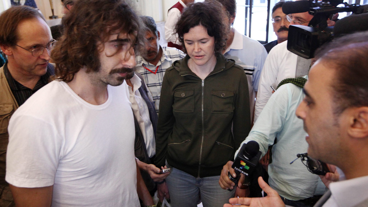 Czworo zagranicznych dziennikarzy, przetrzymywanych przez libijskie władze od kilku tygodni, zostało uwolnionych i przewiezionych do jednego z hoteli w Trypolisie - poinformowała agencja Associated Press, powołując się na jedną z dziennikarek.