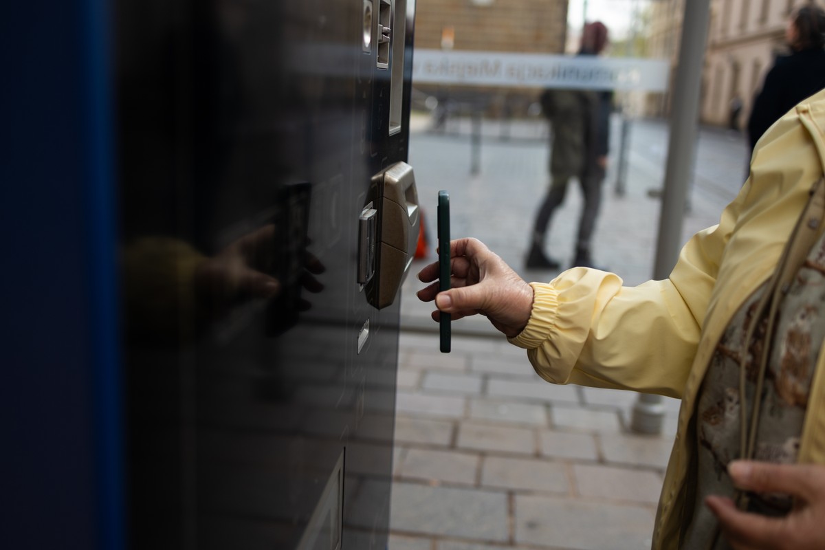 Close-up,Of,A,Woman,Using,A,Contactless,Card,Or,Phone