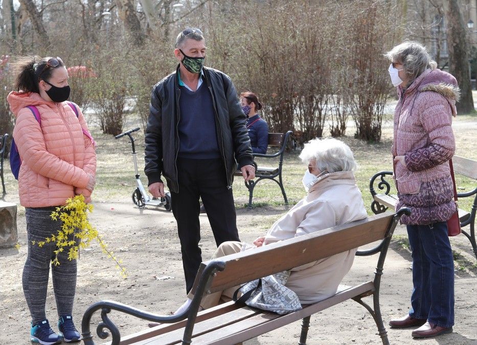 Amanda (32) és Béla (58) idős rokonaikat hozták ki sétálni a közeli idősotthonból. Távol maradtak a fiataloktól, felháborodtak azon, milyen felelőtlen emberek vannak / Fotó: Varga Imre