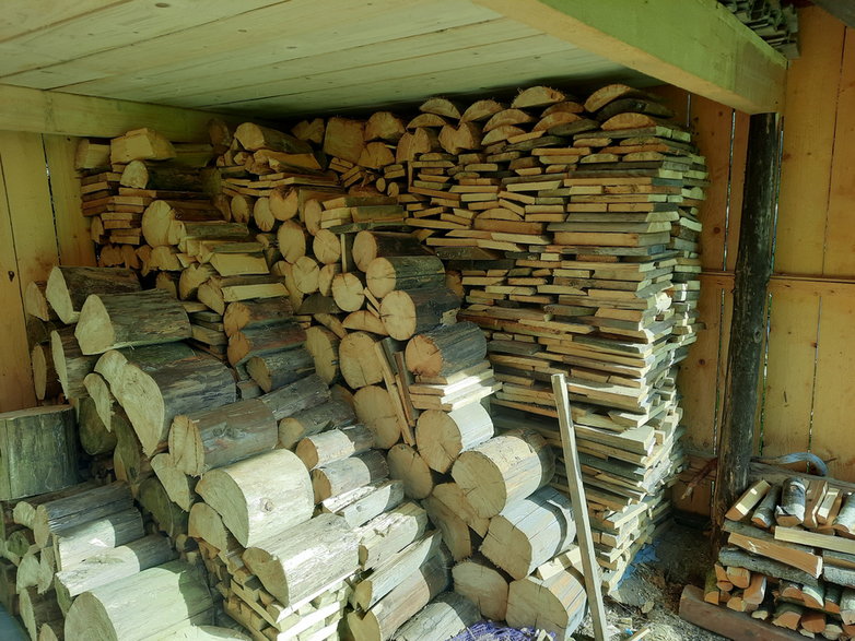 Składy drewna stojące przed domami na Podhalu.