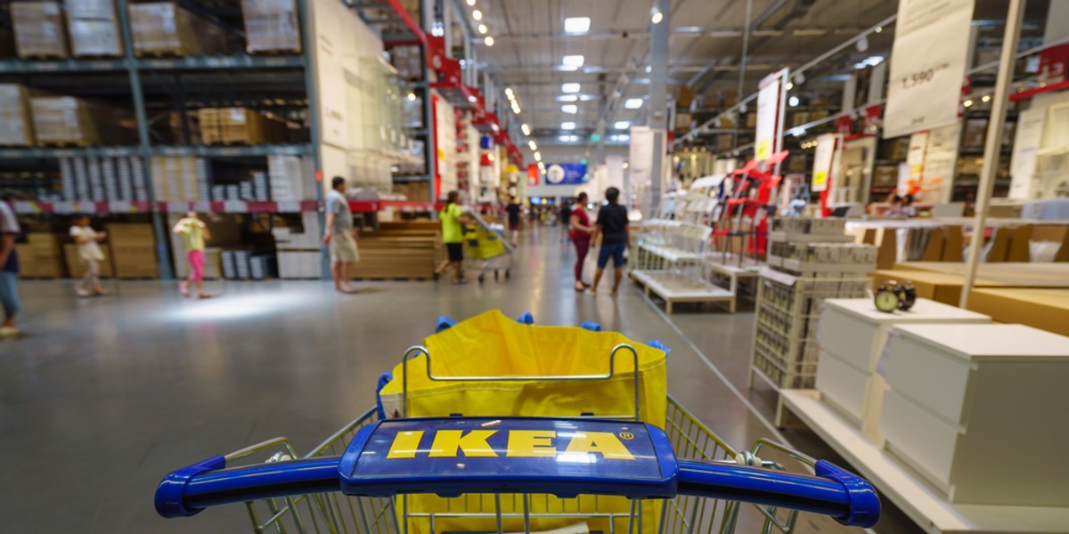 Ikea posiada w Polsce 10 sklepów stacjonarnych. Pozwala też na zamawianie produktów przez internet z dostawą do domu lub do punktu odbioru. 