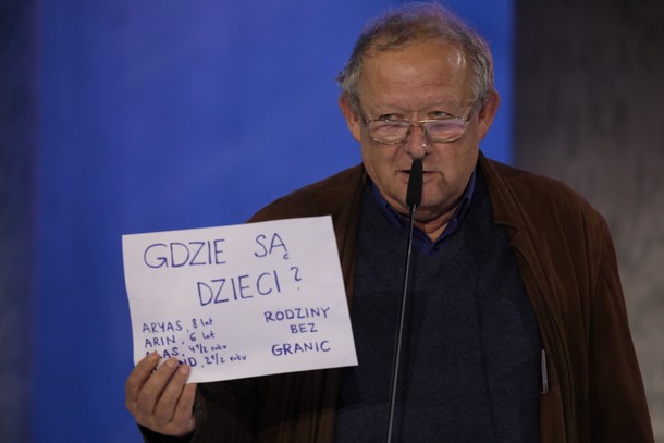 Adam Michnik z kartką przygotowaną przez Rodziny bez Granic