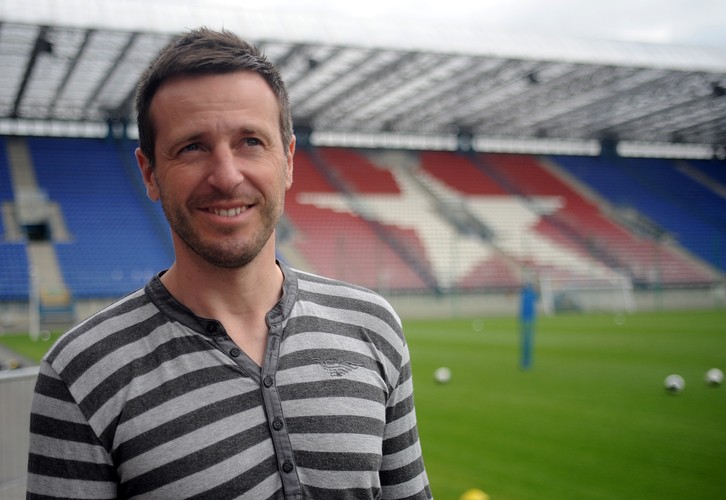 <b>Maciej Żurawski z listy SLD</b>
<br>
<br>
Z okręgu małopolsko-świętokrzyskiego o mandat europarlamentarzysty stara się Maciej Żurawski.
<br>
<br>
Żurawski w czasie sportowej kariery występował na pozycji napastnika, był kapitanem reprezentacji Polski, pięciokrotnym mistrzem Polski, trzykrotnym mistrzem Szkocji oraz mistrzem Cypru. 
<br>
<br>
Żurawski jest najskuteczniejszym strzelcem Wisły Kraków w historii występów klubu w europejskich pucharach, z 23 golami na koncie. Od 2012 roku pełni funkcję skauta w Wiśle Kraków.