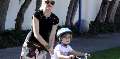 Stefani uczy syna jeździć na rowerze