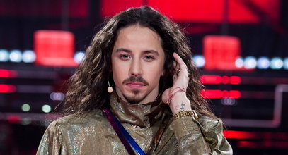 Michał Szpak w samych majtkach wygina się na fortepianie. Co za kocie ruchy!