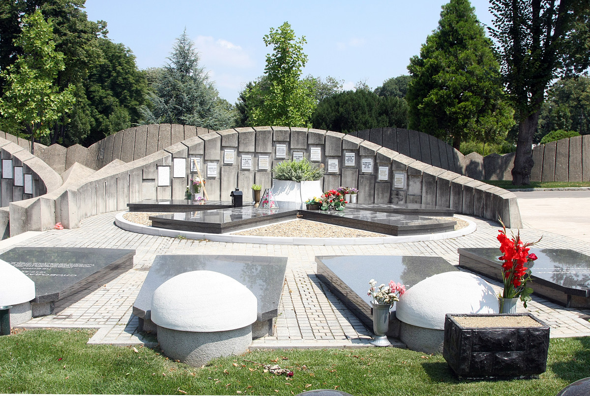 Šaban Šaulić sahranjen je u Aleji zaslužnih građana na Novom groblju, a evo šta nju razlikuje od ALEJE VELIKANA
