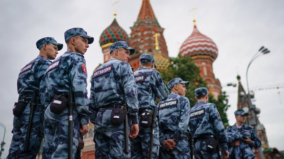 Żołnierze rosyjskiej Gwardii Narodowej na placu Czerwonym w Moskwie