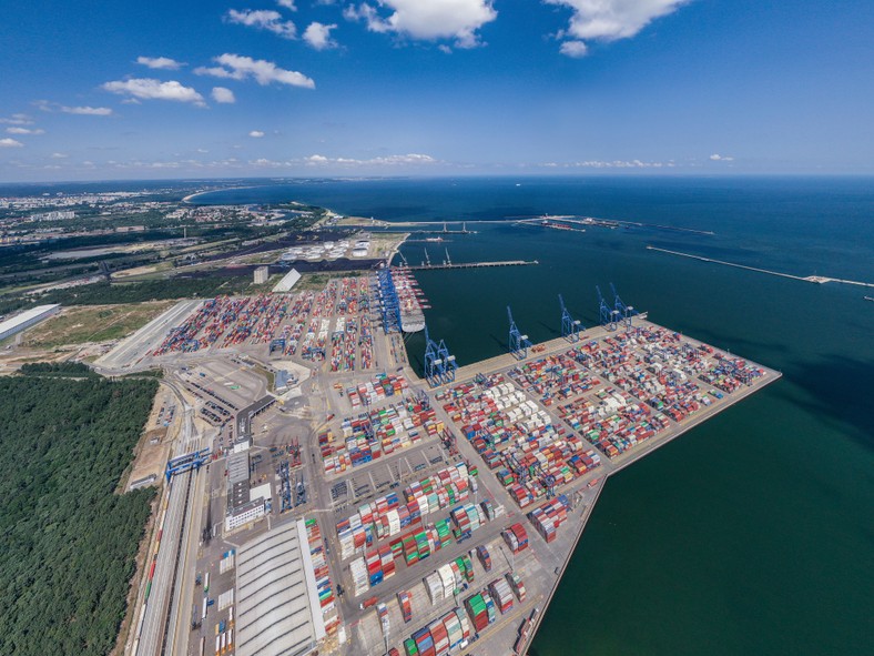 Port kontenerowy w Gdańsku. Na zdjęciu widoczne jest nabrzeże T1 otwarte w 2007 roku (po prawej) oraz T2 otwarte w 2016 roku (po lewej). Dziś port ten należy do najszybciej rozwijających na całym świecie.
