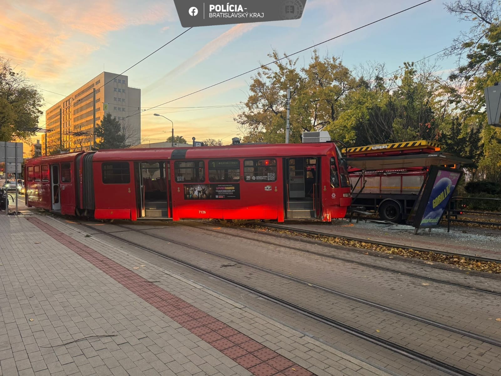 V Bratislave došlo ku kolízii auta s električkou. 