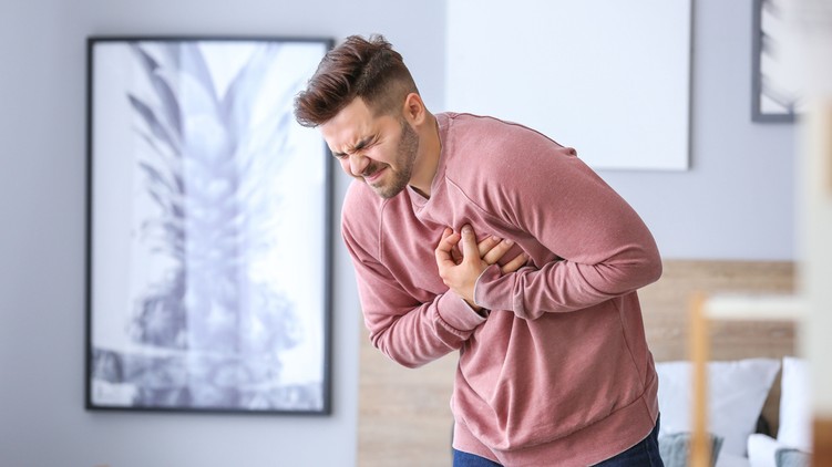 stroke szívinfarktus tünetei mellkasi fájdalom légszomj hidegrázás