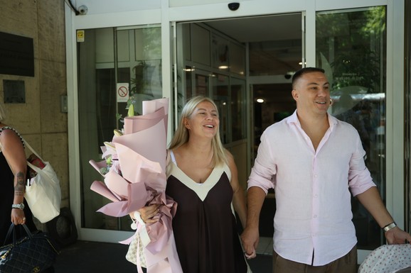 (FOTO) DEA ĐURĐEVIĆ IZAŠLA IZ PORODILIŠTA Voditeljka blista 5 dana nakon porođaja, otkrila ko je odabrao ime za ćerku: "Sve je proteklo u najboljem redu, bebica je odlično"