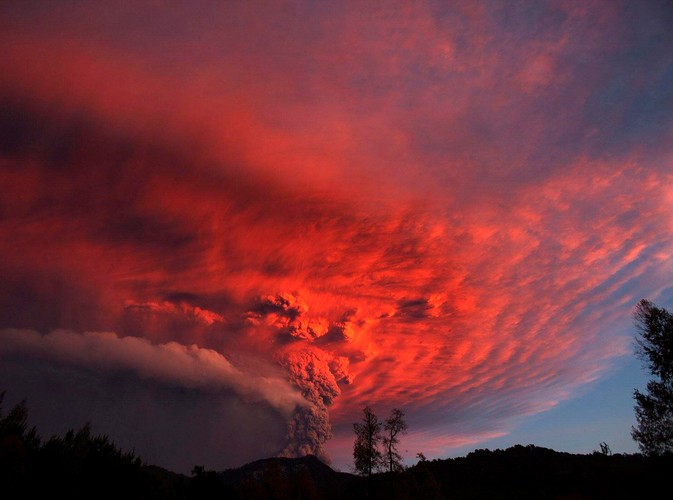 Gigantyczna chmura pyłu nad wulkanem Puyehue-Cordon Caulle w Chile