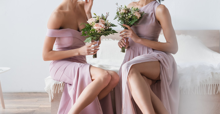 Trendy 2022: olśniewające sukienki na wesele do 200 zł