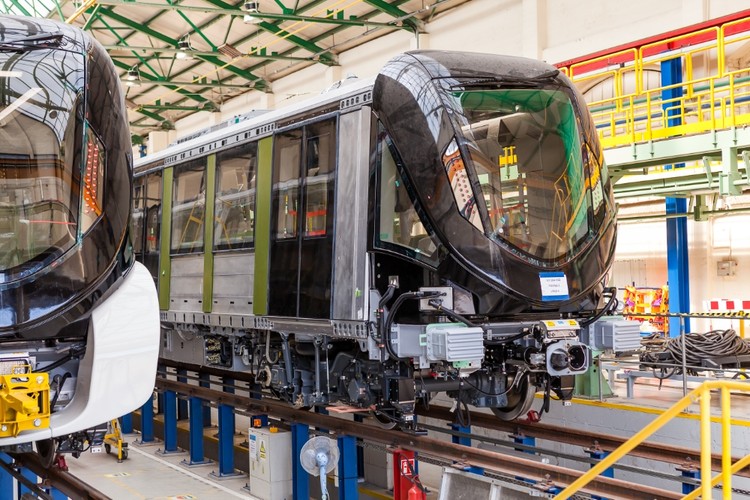 Całkowita wartość zamówienia to 5,8 mld euro, z czego udział Alstomu to ponad 1,2 mld euro. W produkcję podzespołów dla pociągów dla Rijadu zaangażowane są fabryki Alstomu we Francji i Belgii. Ale jak podaje producent, każdy etap produkcji, w tym końcowe testy statyczne i dynamiczne, jest realizowany w zakładach Alstomu w Chorzowie. Tym samym zakład ten stał się centrum kompetencyjnym produkcji metra w ramach grupy Alstom Transport. <br><br> Na zdj. Metro dla Rijadu w chorzowskiej fabryce Alstom