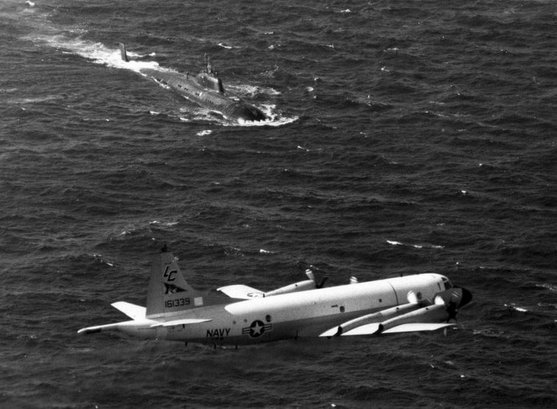 Radzieckie okręt projektu 671 śledzony z powietrza przez amerykański samolot patrolowy P-3 Orion
