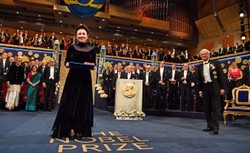 Olga Tokarczuk odebrała literackiego Nobla. "Alfred Nobel kiwa z uznaniem głową w swoim niebie" [WIDEO]