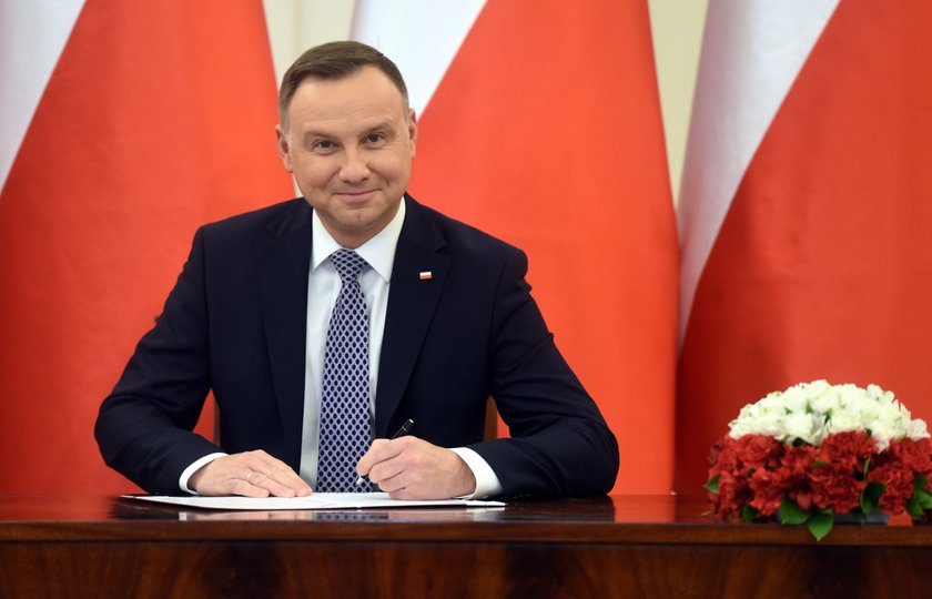 DUDA PODPISUJE USTAWE DLA EMERYTOW