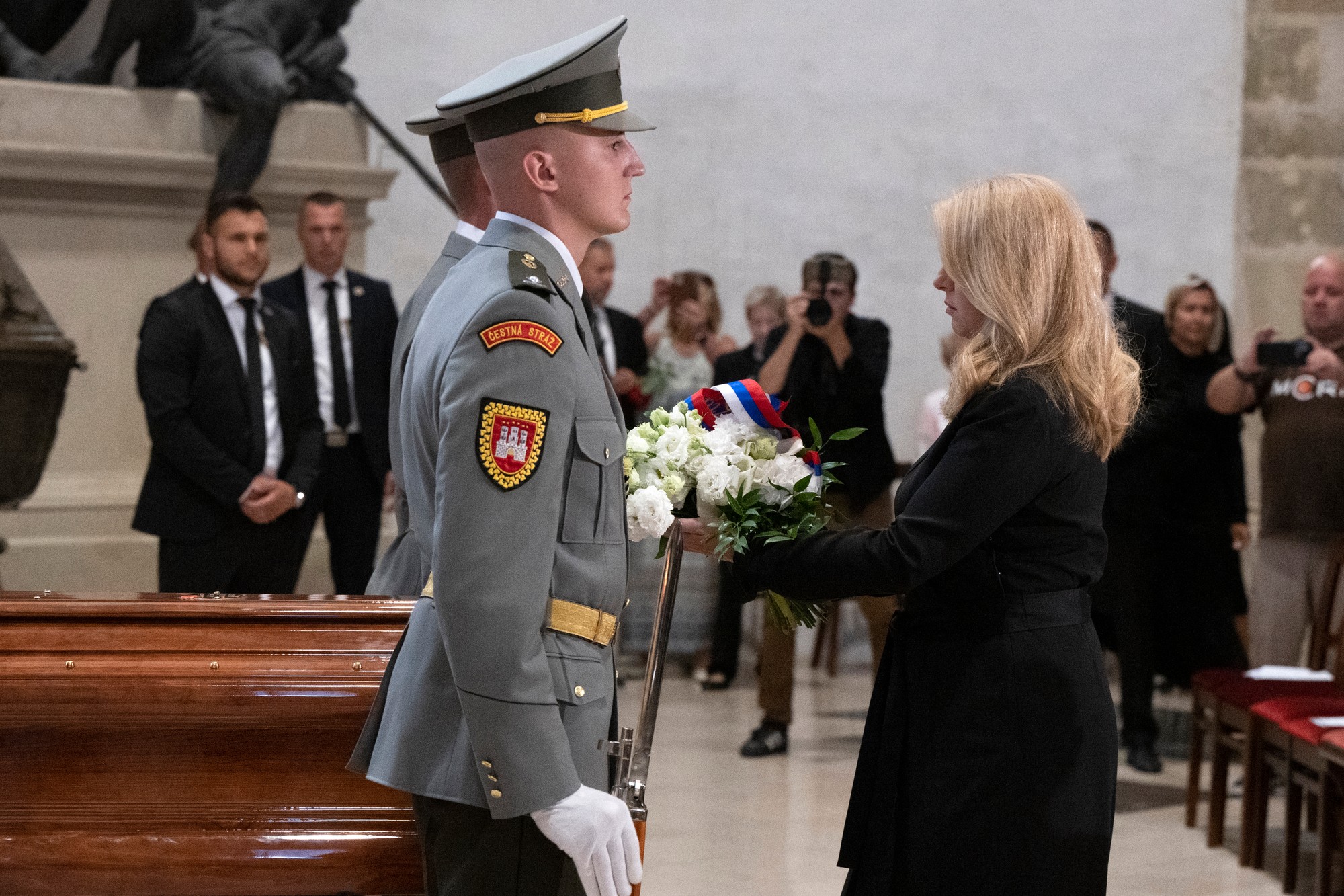 Prezidentka SR Zuzana Čaputová počas verejného uctenia pozostatkov kardinála Jozefa Tomka v Dóme sv. Martina v Bratislave.