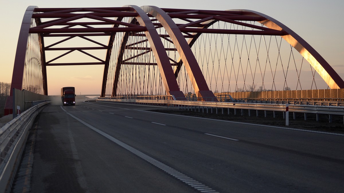 W całym kraju temperatury mogą spaść poniżej 0 stopni. Obecny okres to czas, kiedy na drogach jest ślisko, wcześnie zapada zmrok. Mogą wystąpić opady śniegu lub marznącej mżawki. Kierowcy poruszający się w takich warunkach powinni zachować szczególną ostrożność.