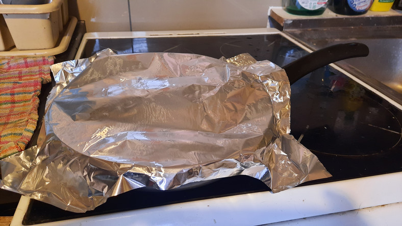 Nietypowe zastosowanie folii aluminiowej w kuchni. Bardzo ułatwia życie