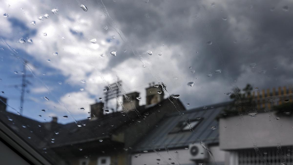Kvapky dažďa na strešnom okne domu
