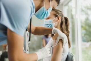 Dzieci to klucz do walki z pandemią. Nastolatki się szczepią, ale nie za szybko