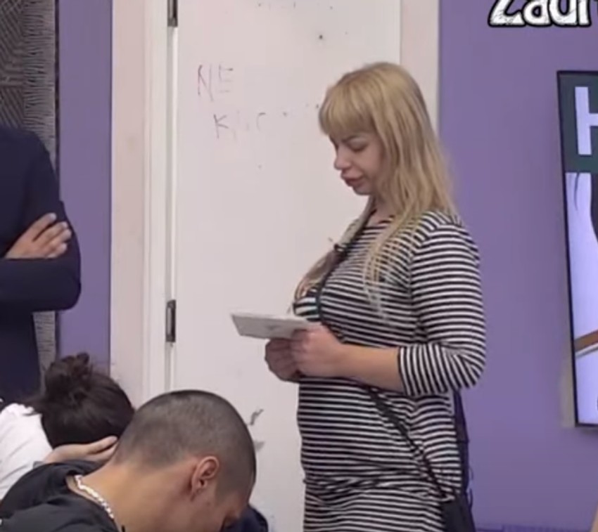 Miljana Kulić čita pismo od oca Siniše