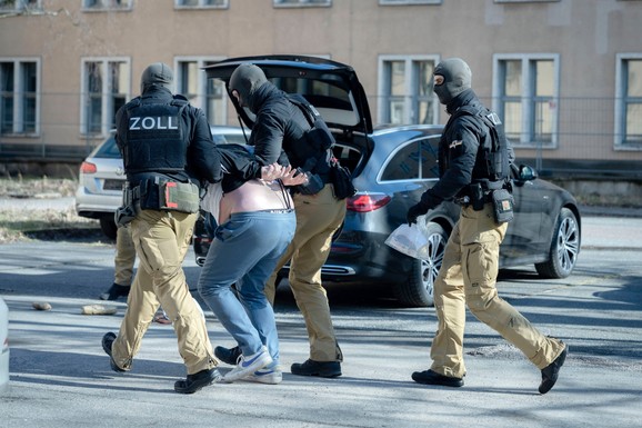 NEVIĐENA DRAMA ISPRED PRODAVNICE! Muškarac naoružan do zuba napao policajce uz povike "Alahu akbar", na ulici ostala samo LOKVA KRVI!