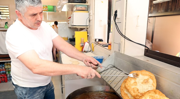 A Berki családi vállalkozás lángos sütödéje Balatonkenesén Fotó: Pozsonyi Zita/Blikk