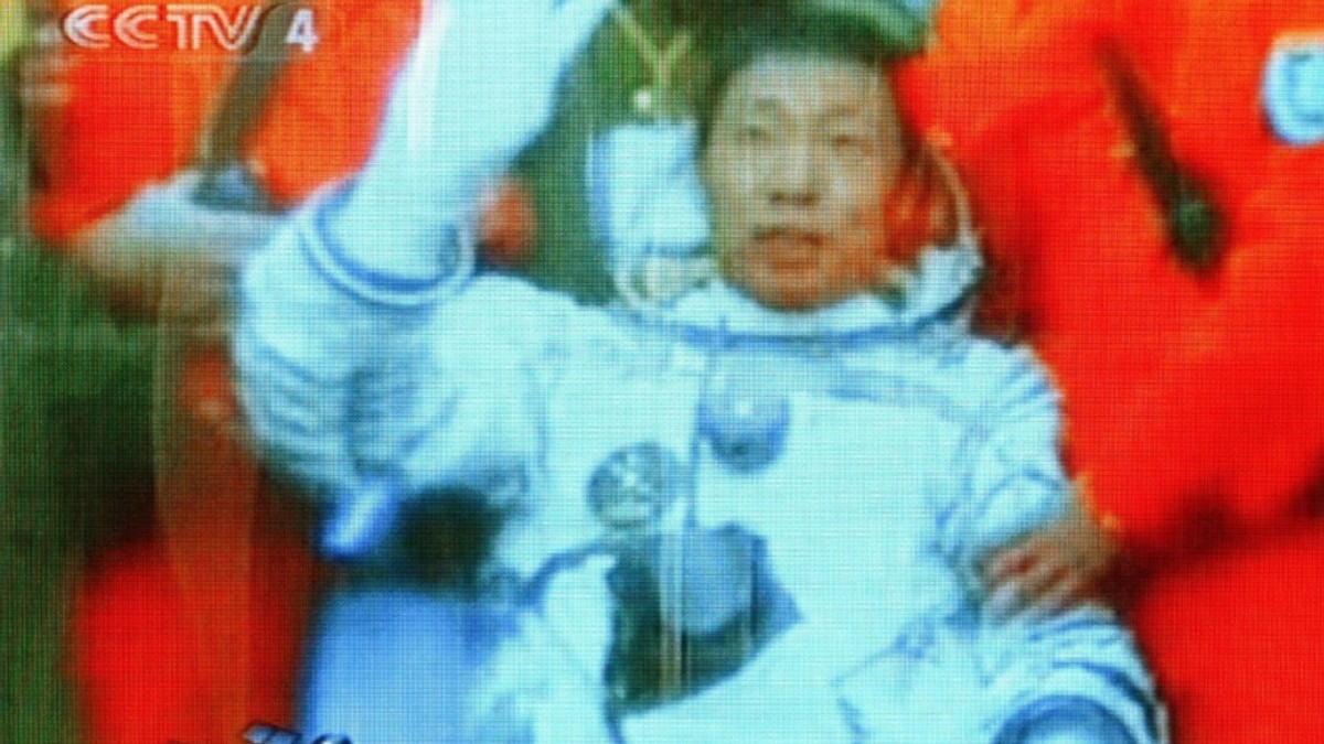 Jang LIvej u kapsuli "Šendžou V" nakon sletanja u područje Unutrašnje Mongolije na zapadu Kine 16. oktobra 2003.