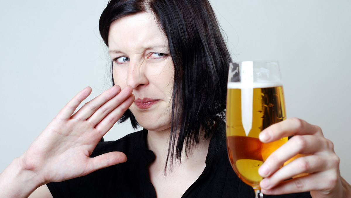 Oficjalne wytyczne dotyczące spożycia alkoholu, które sugerują, że można pić prawie codziennie bez negatywnych konsekwencji, są błędne i zostały "wzięte z sufitu", alarmują lekarze.