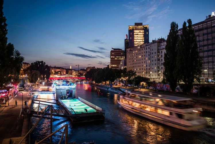 Na ostatnim miejscu podium znalazła się Austria. Po zawirowaniach związanych z II wojną światową kraj ten stara się trzymać z daleka od międzynarodowych konfliktów i zachowuje względną neutralność. Dziś, Austria charakteryzuje się innowacyjnością gospodarki, wysokim poziomem edukacji i służby zdrowia, jak również niskim poziomem przestępczości. Wiedeń. stolica Austrii, uznawany jest natomiast za jedno z najlepszych miejsc do życia na świecie.
