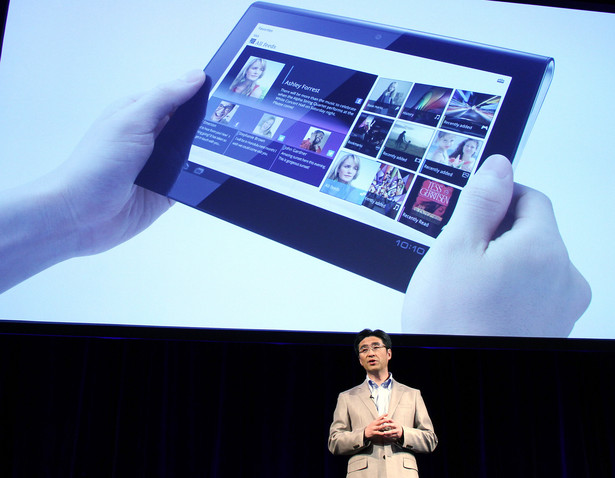 Kunimasa Suzuki, wiceprezes Networked Products & Services Group w Sony, przemawia w trakcie prezentacji tabletu S1 w Tokio, Japonia. Sony, wraz z Samsungiem i Motorolą, wprowadziło swoje pierwsze tablety w pogoni za iPad-ami produkowanymi przez Apple Inc.