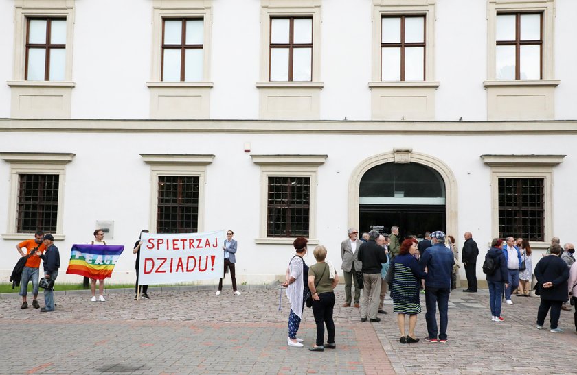 Warszawa: protest przed koncertem Jana Pietrzaka w CSW