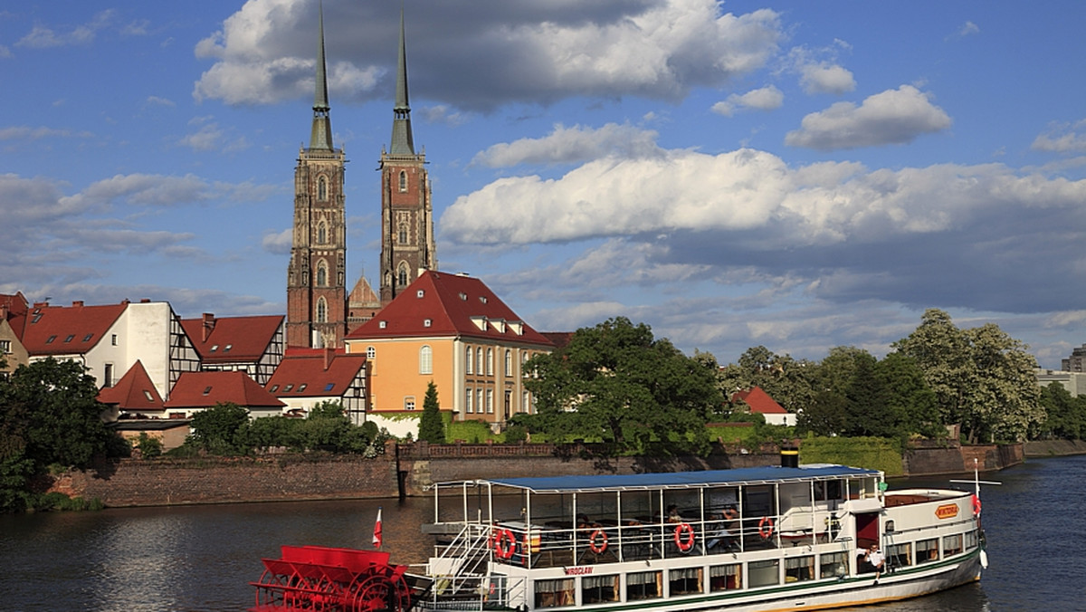 "Gazeta Wrocławska": W tym roku wystartował kolejny bar nad samą Odrą. Chodzi o lokal tuż przy mostach Pomorskich. Jeszcze w czerwcu zostanie otwarta pierwsza we Wrocławiu pływająca restauracja: tuż obok mostów Młyńskich.