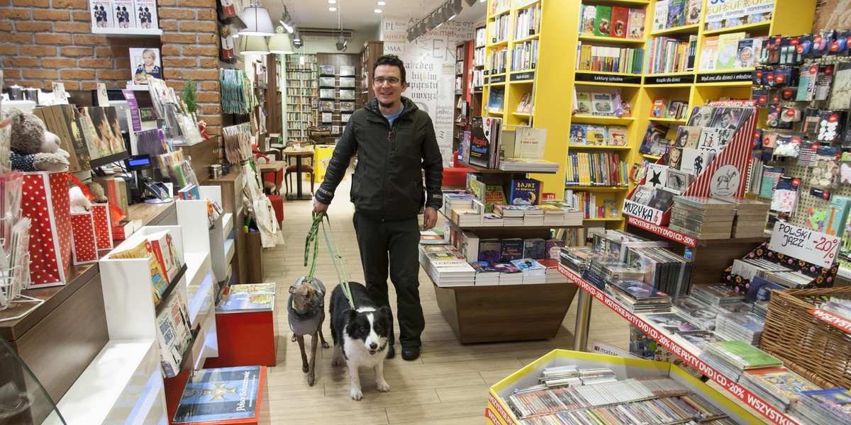 Krzysztof Mikołajczyk, z psami w księgarni