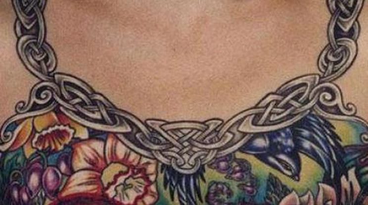 Óriási tetoválás díszeleg eltávolított melle helyén
