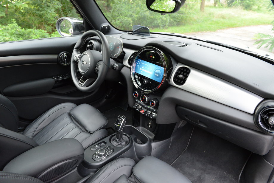 Mini Cooper S ma kabinę zaprojektowaną zgodnie z jego charakterem. Na środku pozostał wielki okrąg, w którym jednak teraz znajduje się nie prędkościomierz, ale ekran systemu multimedialnego.