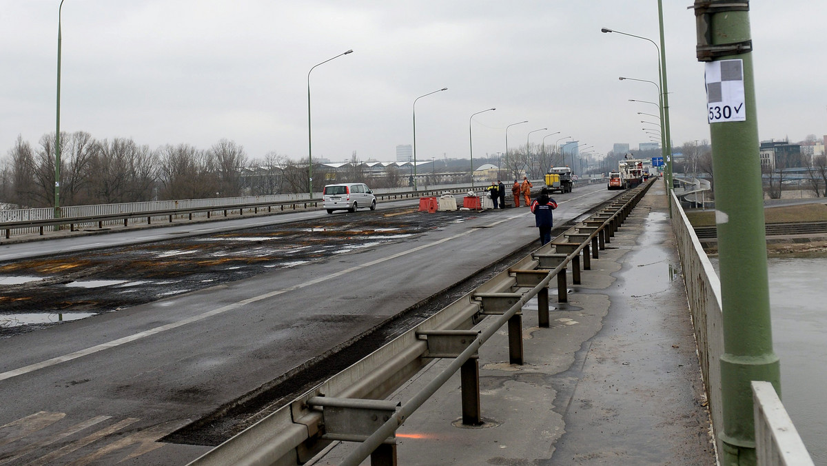 Władze Warszawy chciałyby zakończyć remont Mostu Łazienkowskiego do końca 2015 r - poinformował wiceprezydent stolicy Jacek Wojciechowicz. Do końca marca powinien być gotowy projekt odbudowy mostu; od kwietnia powinny ruszyć prace - dodał.