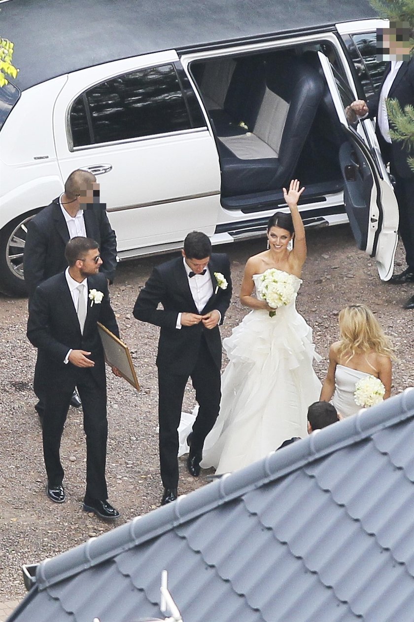 Robert i Anna Lewandowscy w drodze do kościoła. 