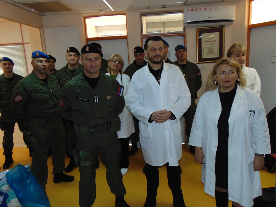 Niška žandarmerija, podela paketića 