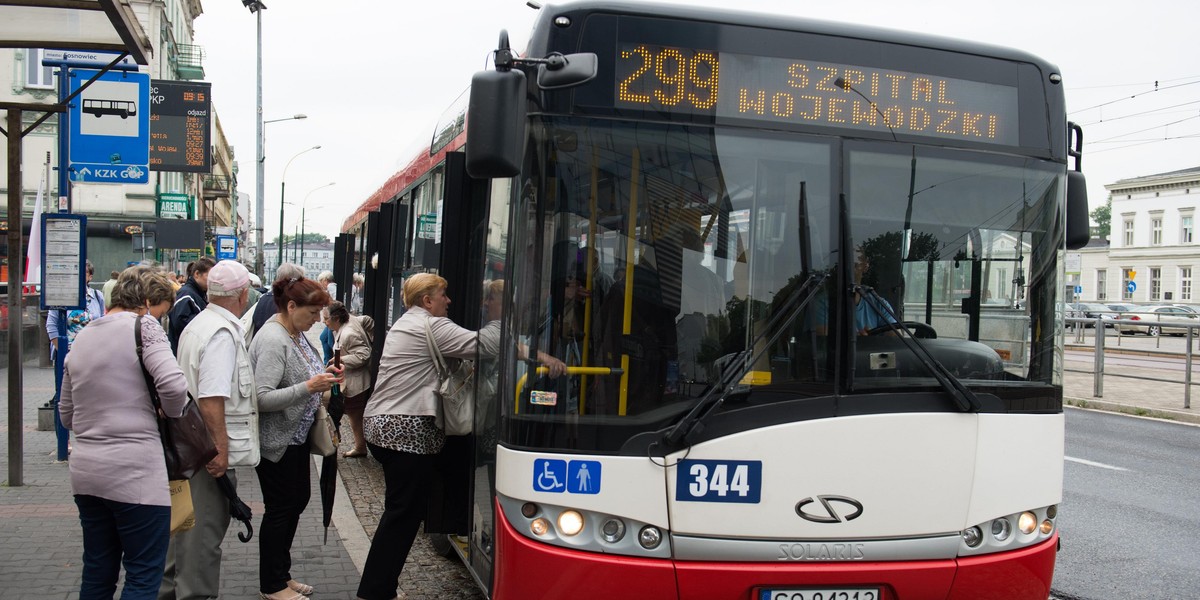 Pasażerowie czekają na nowe autobusy