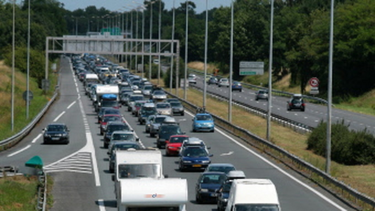 Ruch na niemieckich autostradach jest całkowicie zablokowany - podaje serwis tvn24.pl.