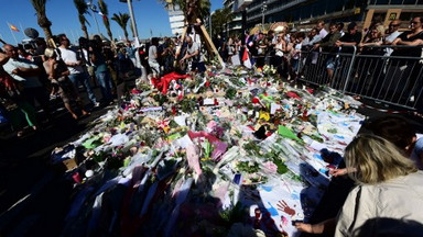 Tysiące kwiatów na promenadzie - gesty solidarności z rodzinami ofiar zamachu w Nicei